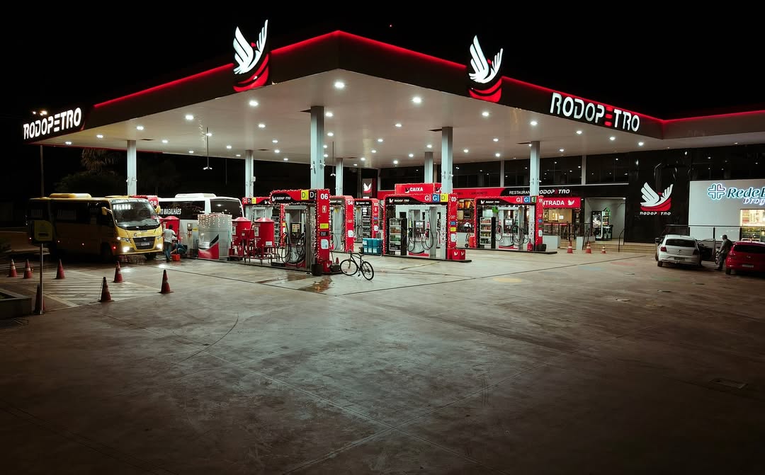 Posto Rodopetro à noite
